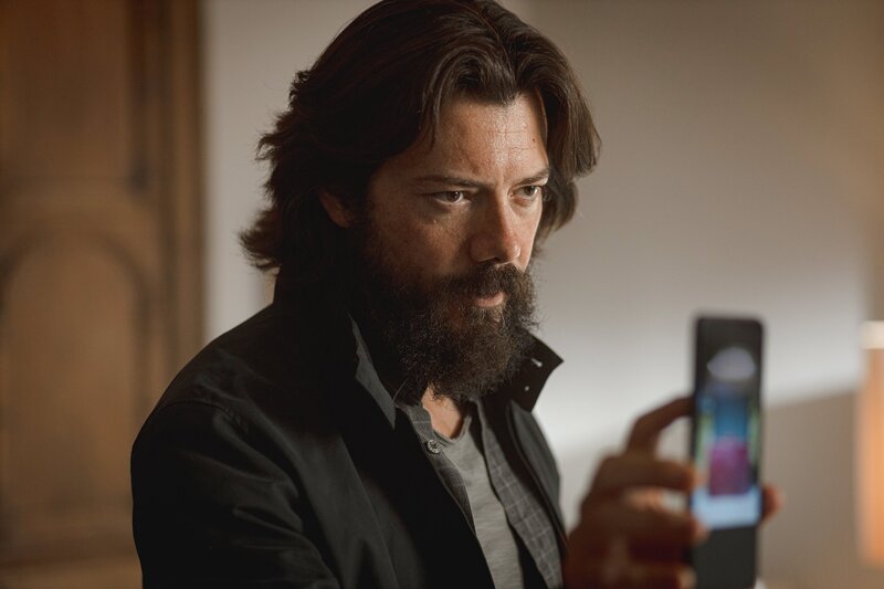 Ein schrecklicher Fund lässt Mario (Álvaro Morte) keine Ruhe. Er stellt Untersuchungen an. – Bild: ZDF und Manolo Pavon