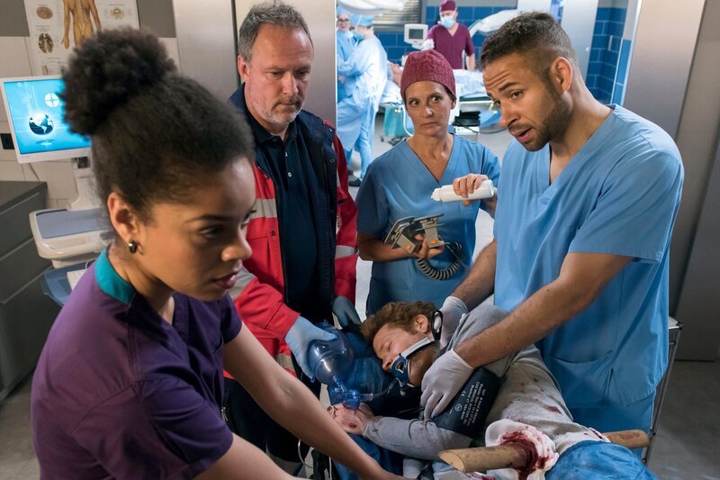 Thorsten Schwartz wird schwer verletzt ins Johannes Thal Klinikums eingeliefert; er kommt sofort in den OP. V.l.n.r. Vivienne Kling (Jane Chirwa), Komparse, Thorsten Schwartz (Laurens Walter), Dr. Franziska Ruhland (Gunda Ebert), Dr. Matteo Moreau (Mike Adler). – Bild: ARD/​Jens Ulrich Koch