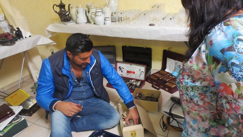 Sükrü Pehlivan und Tina begutachten Schmuck. – Bild: RTL II