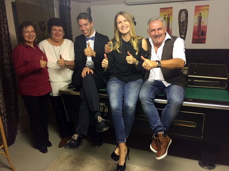 V.l.: Susanne, Renate, Marius, Romina und Gastgeber Volker – Bild: Mediengruppe RTL