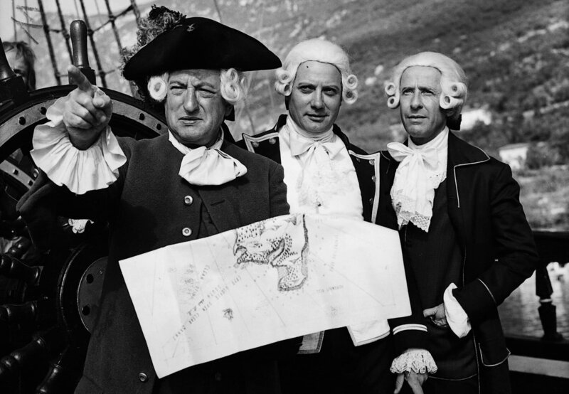 Die Hispaniola ist vor der Schatzinsel angelangt. Kapitän Smollet (Jacques Monod, l.) erläutert Trelawney (Jacques Dacquemine, m.) und Dr. Levesey (Georges Riquier, r.) anhand der alten Karte des Seeräubers Flint die Einfahrt in die Ankerbucht. – Bild: ZDF und Georg Meyer-Hanno