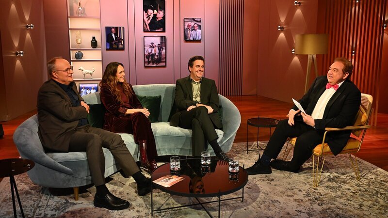 Oliver Kalkofe (r.) erklärt Oliver Welke (l.), Carolin Kebekus (2.v.l.) und Bastian Pastewka (2.v.r.), worum es beim Spiel „SchleTitZ“ geht. – Bild: ZDF