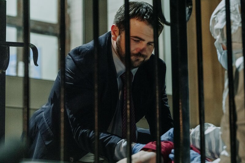 Nachgestellte Szene: Sergeant Morgan Bragg bei der Untersuchung der Leiche am Tatort  +++ – Bild: RTL /​ Arrow International Media /​ Saloon Media