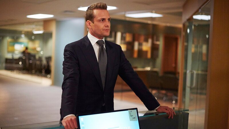 In der Kanzlei Pearson Specter Litt gab es gravierende Änderungen, die Harvey (Gabriel Macht) belasten. Seine frühere Sekretärin und Vertraute Donna arbeitet nun für seinen Rivalen Louis. – Bild: ZDF und USA Network