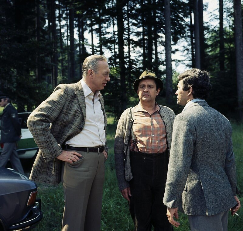 2. Fortstarbeiter Lohmann (Max Griesser, M.) berichtet den beiden Kripobeamten Derrick (Horst Tappert, l.) und Berger (Willi Schäfer, r.), dass er nach Entdeckung der Leiche die Polizei sofort verständigt hat. – Bild: ZDF und Michael Marhofer