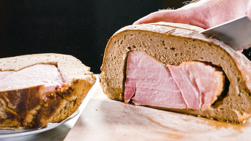 Schinken im Brotteigmantel. – Bild: ORF/Schukoff Film/Alexander Schukoff Schinken im Brotteigmantel. – Bild: ORF/Schukoff Film/Alexander Schukoff