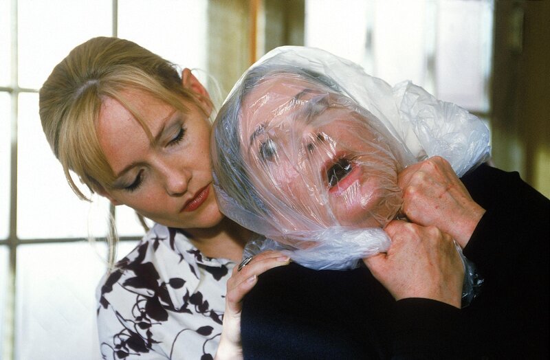 Als ihr Erpressungsversuch an Strauss ohne Erfolg bleibt, greift Ariane (Katharina Zapatka) zu drastischeren Mittel: Sie kidnappt Uschi (Barbara Freier) und verschleppt sie an einen geheimen Ort. – Bild: RTL