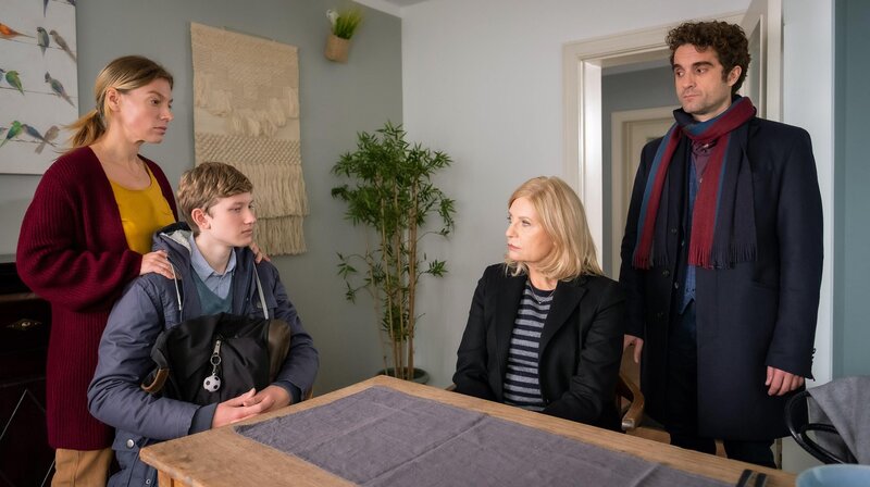 (v.l.n.r.) Frau Meves (Britta Horn); Jacob Meves (Valentin von Falkenhayn); Isabel von Brede (Sabine Postel); Thomas Zuhse (Oliver Wnuk) – Bild: Sat.1 emotions