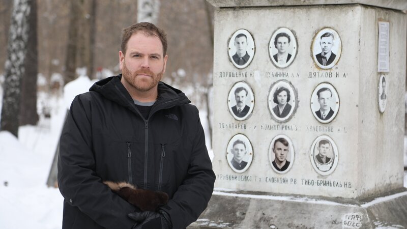 Josh Gates contemplates the Dyatlov Pass Memorial. – Bild: Discovery Channel/​Aidan Bradbury /​ Photobank 36752_ep618_019 /​ Discovery Communications, LLC