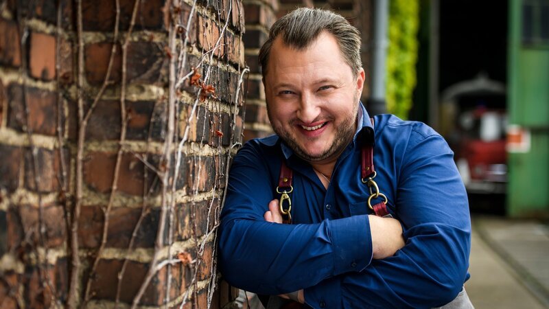 Sebastian Lege nimmt erneut die Tricks der Lebensmittelindustrie in den Blick und informiert über haltbare Sandwiches, gestrecktes Döner-Fleisch und mehr. – Bild: ZDF und Willi Weber