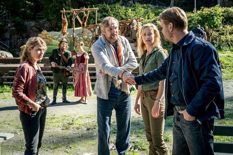 v.l.n.r.: Karina Szabo (Lara Mandoki), Stülpner, Karl Darsteller (Lorris Andre Blazejewski), Bettina (Sarah Rebellato), Jörg Reissman (Stephan Grossmann), Saskia Bergelt (Teresa Weißbach), Robert Winkler (Kai Scheve), Komparsen – Bild: Uwe Frauendorf /​ ZDF Enterprises GmbH