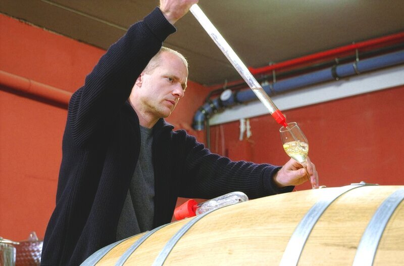Der Schwarzwälder Winzer und Sekthersteller Maximilian Wagner zieht aus einem Eichenfass eine Probe vom Grundwein für den Sekt. – Bild: SWR/​teamWERK/​Dirk Schwarz
