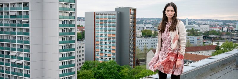 Amanda (Emilie Neumeister) auf einem Hausdach. – Bild: MDR/​MadeFor/​Steffen Junghans