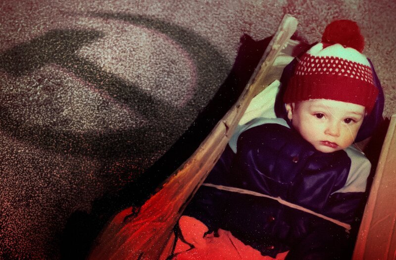 SÜDWESTRUNDFUNK ARD Crime Time: Findet Felix – Das gestohlene Baby Findelkind, ausgesetzt in Dresden 1985 – wichtigste Spur im Vermisstenfall Felix. Bildcollage Keyvisual: Kind im Kinderwagen vor dem Schatten von Hammer und Sichel auf Asphalt. – Bild: SWR/​ Doclights