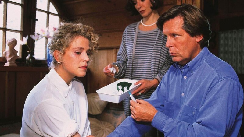 Stefan (Sigmar Solbach) und Bea (Isabelle von Siebenthal, M.) kümmern sich um Marie Luise (Christiane Brammer), die von schlimmen Erinnerungen überwältigt wurde. – Bild: MG RTL D /​ Elke Werner