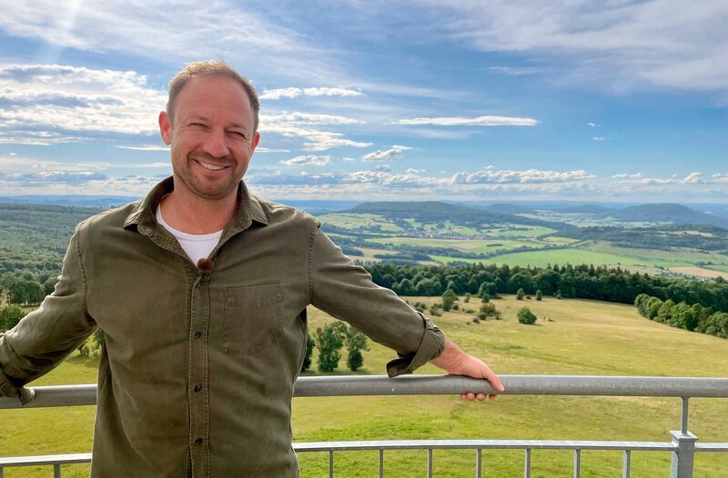Tobias Kämmerer will herausfinden: Welche Highlights hat die Rhön zu bieten? – Bild: HR