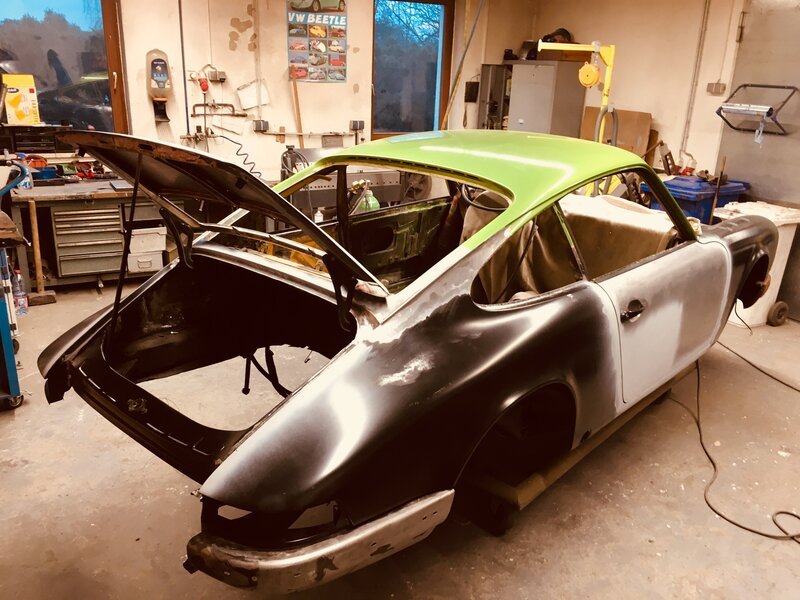 Alte Minis haben eine Schwachstelle: Rost. Die Schrauber der Minis Hamburg lassen heute die Flex kreisen. Porsche-Spezialist Thomas Lundt hat sich der anspruchsvollen Restaurierung von Oldtimern verschrieben, während bei den Flying Classics in Hamburg ein Roller der Kultmarke-Vespa aufgebaut wird. Das Team von Tom¿s Roadhouse verpasst der top restaurierten Chevelle eine neue Wasserpumpe. (Text: Spiegel TV) – Bild: Spiegel TV Wissen (DE)