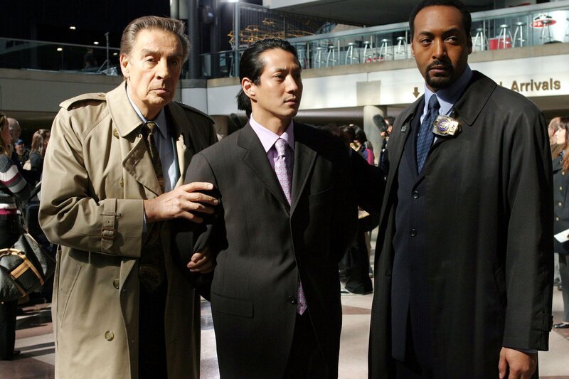 Die Ehefrau eines japanischen Touristen wird auf offener Straße erschossen. Auf den Ermittlern Det. Lennie Briscoe (Jerry Orbach, li.) und Det. Edward Green (Jesse L. Martin, re.) lastet nach dem Mord ein enormer Erfolgsdruck, da sich der Ehemann (Will Yun Lee) mit seinen Vorwürfen an die Weltpresse wendet. Doch dank geschickter Ermittlungsmethoden wendet sich das Blatt schließlich gegen den vermeintlich trauernden Witwer. – Bild: RTL