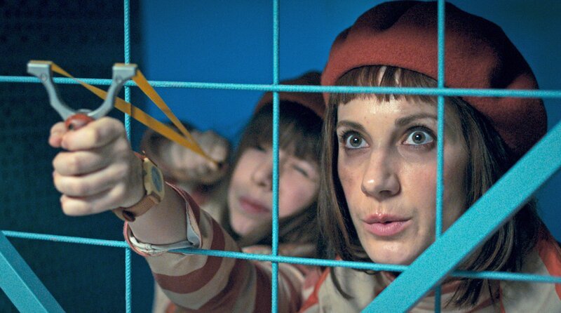 Kriminella und ihre Mutter Fia von Stibitz greifen auf ein ungewöhnliches Mittel zurück, als ihr Hund Schnüffler in großer Gefahr ist (von li nach re: Paloma Grandin, Nina Zanjani). – Bild: RB/Unlimited Stories/Olof Johnson Kriminella und ihre Mutter Fia von Stibitz greifen auf ein ungewöhnliches Mittel zurück, als ihr Hund Schnüffler in großer Gefahr ist (von li nach re: Paloma Grandin, Nina Zanjani). – Bild: RB/Unlimited Stories/Olof Johnson