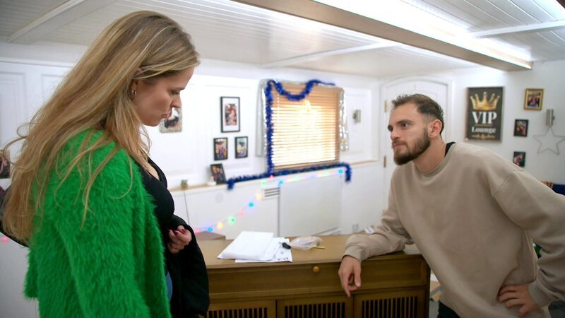 Für Malte wird das Leben auf dem Hausboot täglich schlimmer. Nicht nur stolpert er über Raffis Schuhchaos, zu allem Übel soll auch noch ausgerechnet er ihren neuen Schuhschrank aufbauen. Es dauert nicht lang und die Situation eskaliert. – Bild: RTLZWEI