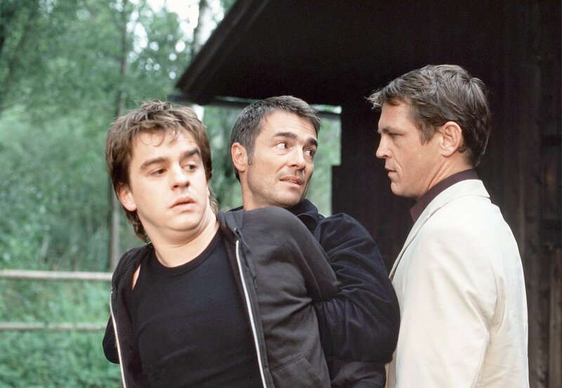 SWR Fernsehen UTTA DANELLA – DER MOND IM SEE, am Samstag um 20:15 Uhr. Florian (Stefan Gubser, Mitte) und Harry (Tobias Hoesl, re.) haben gemeinsam den Kindesentführer Marek (Sascha Posch) zur Strecke gebracht. – Bild: SWR/​Degeto/​Manfred Lämmerer