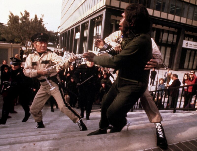 Cäsar (Roddy Mcdowall, r.) – Bild: The Walt Disney Company GmbH /​ Twentieth Century Fox Film Corporation