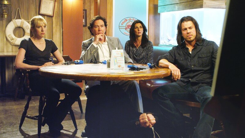 (v.l.): Parker (Beth Riesgraf), Nate (Timothy Hutton), Sophie (Gina Bellman) und Eliot (Christian Kane) – Bild: RTL Crime