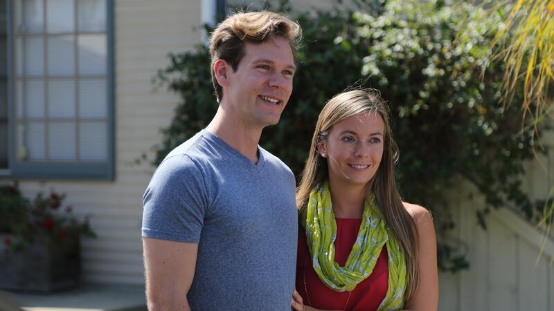 Jason Bayer-Kline and Kelly Bayer-Kline pose in the front yard. – Bild: TLC /​ Discovery Communications