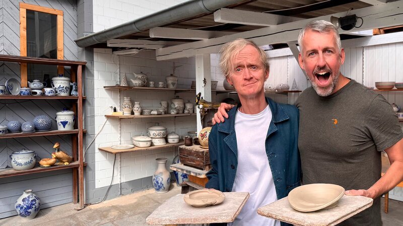 Zum Start der neuen Staffel entfesselt Pierre M. Krause gemeinsam mit Sebastian Pufpaff beim Töpfern einen „Gag-Tonado“, der die „MonoTonie“ der Kurzstrecken-Pause hinfort fegt. – Bild: SWR