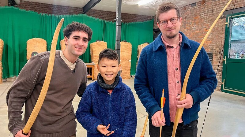 In dieser neuneinhalb Folge trifft Reporter Robert Meyer (r), Ali (l) und Khasar (M). Gemeinsam zeigen sie, wie das Patenschaftsprojekt „Balu und Du“ funktioniert. – Bild: WDR/tvision In dieser neuneinhalb Folge trifft Reporter Robert Meyer (r), Ali (l) und Khasar (M). Gemeinsam zeigen sie, wie das Patenschaftsprojekt „Balu und Du“ funktioniert. – Bild: WDR/tvision