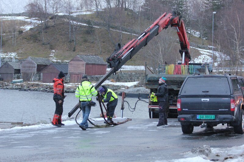 EIDFJORD, Norway – Crane truck assisting in boat rescue. Wideshot. (Photo Credit: National Geographic Channels) – Bild: Copyright © The National Geographic Channel.