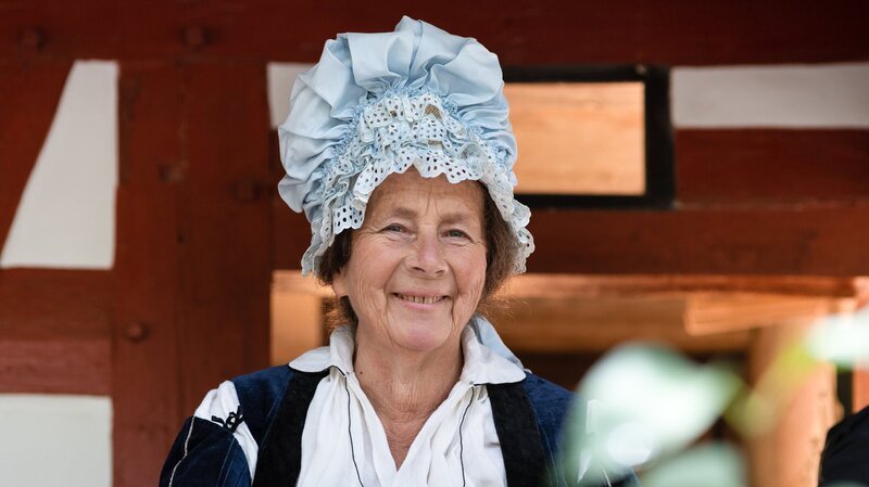 Frau Holle ist im Märchen der Brüder Grimm eine weise und auch mächtige Frau. Tugendhaftes Verhalten belohnt sie, Ungehorsam und Faulheit bestraft sie. – Bild: ZDF