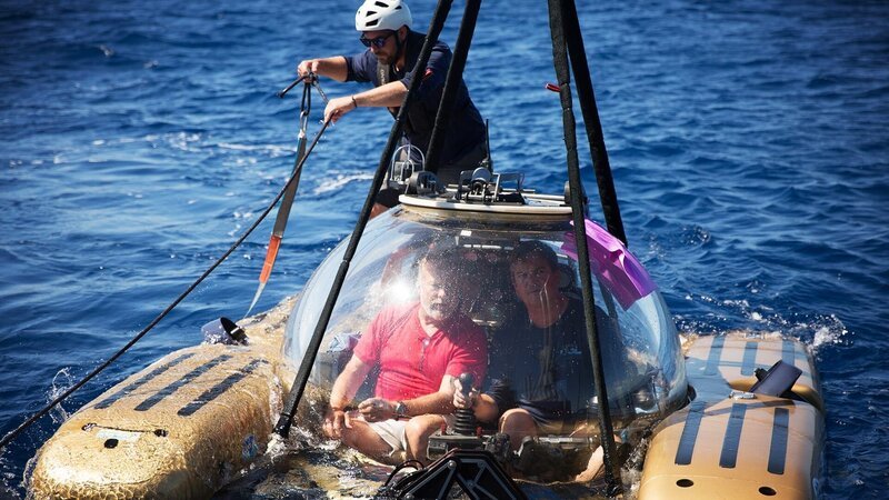 Jim Sinclair in the submarine (l.) – Bild: Warner Bros. Discovery