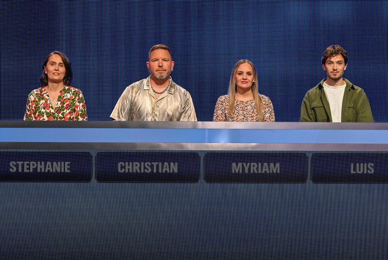 ARD GEFRAGT – GEJAGT FOLGE 893, „Alexander Bommes präsentiert beliebtes Quizformat“, am Montag um 18:00 Uhr im ERSTEN. Aufzeichnung zum ARD-Quiz „Gefragt-Gejagt“  Die Kandidaten (v.l.n.r. am Panel):  Stephanie Groß, Christian Fath, Myriam Mehl, Luis Alberti. – Bild: ARD/​Uwe Ernst