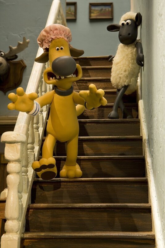 Wachhund auf der Flucht: Shaun erkennt seinen Freund Bitzer kaum wieder. – Bild: WDR/​Aardman Animation Ltd./​BBC