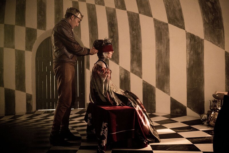 Sara (Caroline Vedel) sieht das Gold. (links: der Prinz (Andreas Jessen)) – Bild: BR/​DR/​Jesper Tøffner