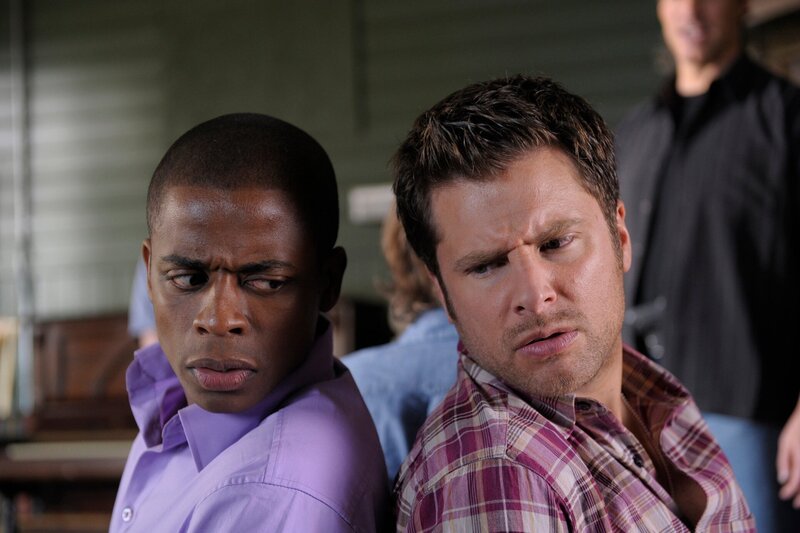 PSYCH -- „The Greatest Adventure in the History of Basic Cable“ -- Pictured: (l-r) Dule Hill as Burton „Gus“ Guster, James Roday as Sean Spencer -- USA Network Photo: Alan Zenuk – Bild: USA Network /​ UNIVERSAL CHANNEL /​ Alan Zenuk