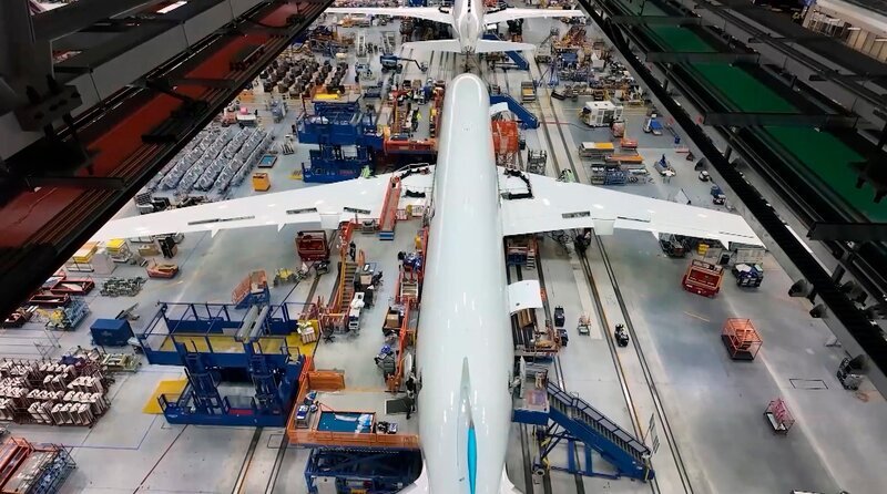Eine Boing 787⁠–⁠9 in der Produktionshalle in Seattle. – Bild: HR