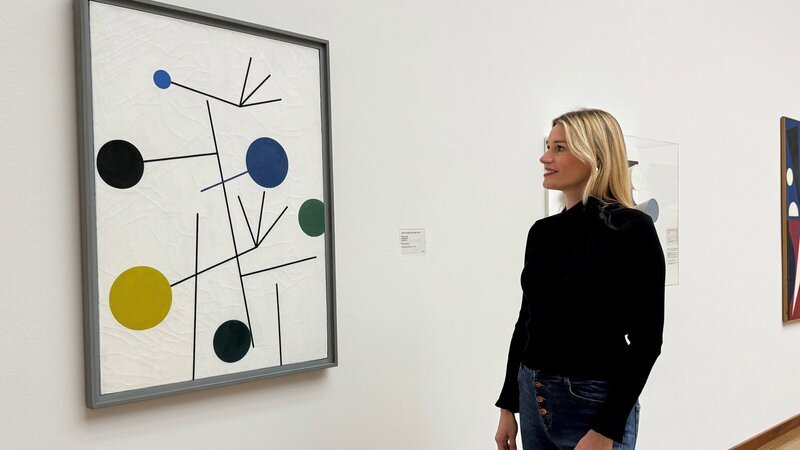 Bianca Berding im Kunstmuseum Basel vor dem Werk „Équilibre“ von Sophie Taeuber-Arp. – Bild: ZDF und Sibylle Oechsner