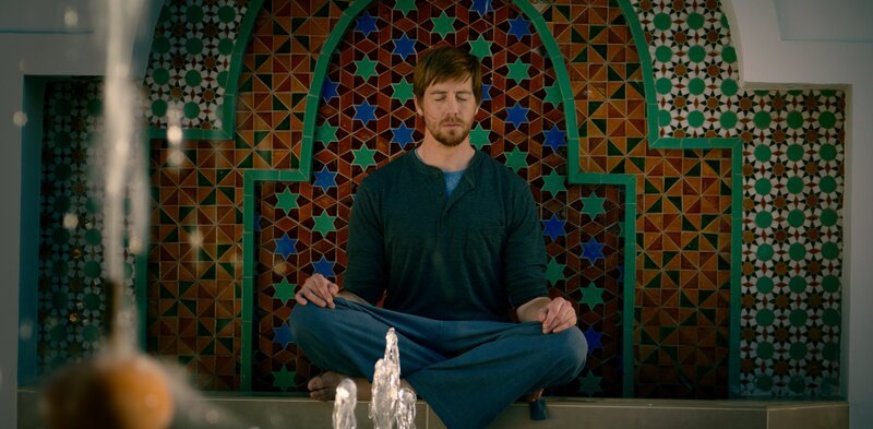 Zuvor war William Bergvik (Pål Sverre Hagen) zur Behandlung in einer luxuriösen Rehaklinik. Dort ist ihm klar geworden, was er zu tun hat. – Bild: Fremantle Norway /​ ZDF