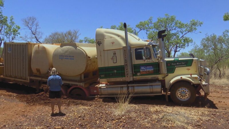 Truck on the road. – Bild: Warner Bros. Discovery
