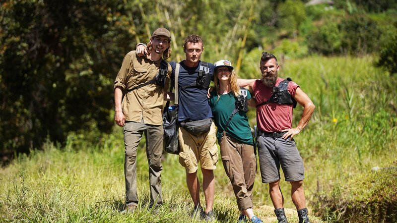 Wide hero shot of the crew in Kuta (L-R) Parker, Sam, Karla, Fred – Bild: Discovery Communications LLC
