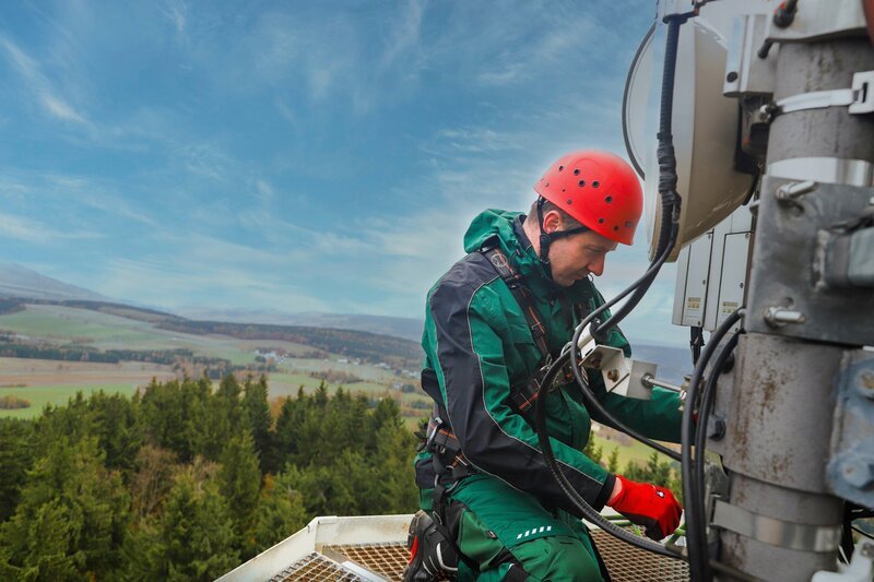 Antennen-Entstoerer bei der Arbeit. – Bild: Curiosity Channel
