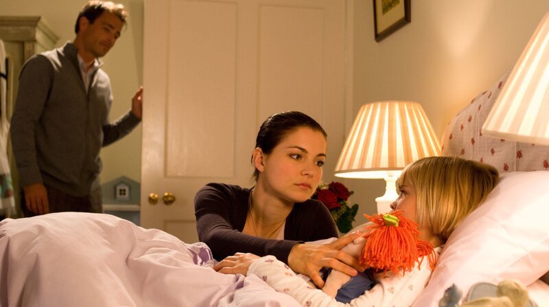 Seans Tochter Emma hat Megan in ihr Herz geschlossen. (v.li.: Jan Sosniok, Henriette Richter-Röhl, Nele Trebs). – Bild: ORF 2