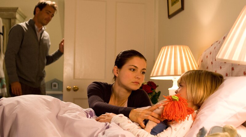 Seans Tochter Emma hat Megan in ihr Herz geschlossen. (v.li.: Jan Sosniok, Henriette Richter-Röhl, Nele Trebs). – Bild: ORF 2