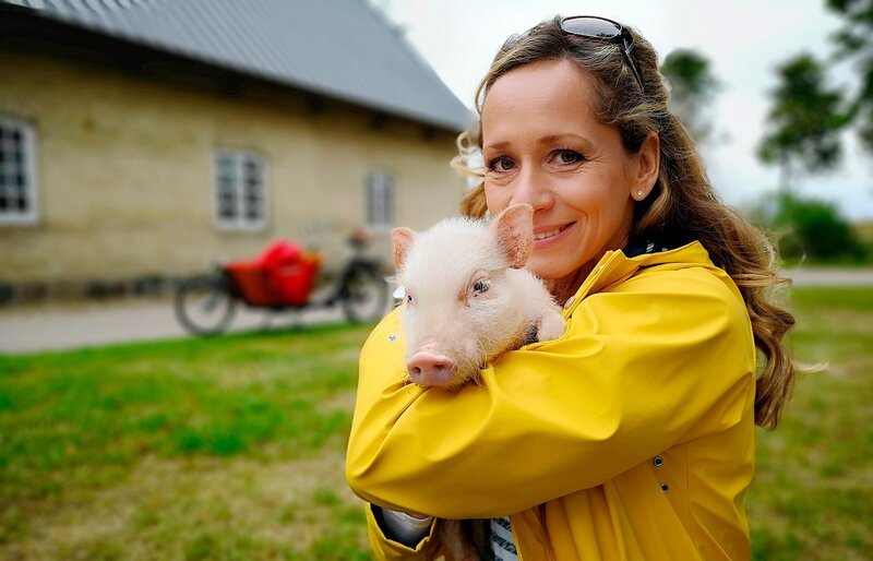 Moderatorin Tamina Kallert besucht einen Ferienbauernhof an der Flensburger Förde. – Bild: WDR/​Anja Koenzen