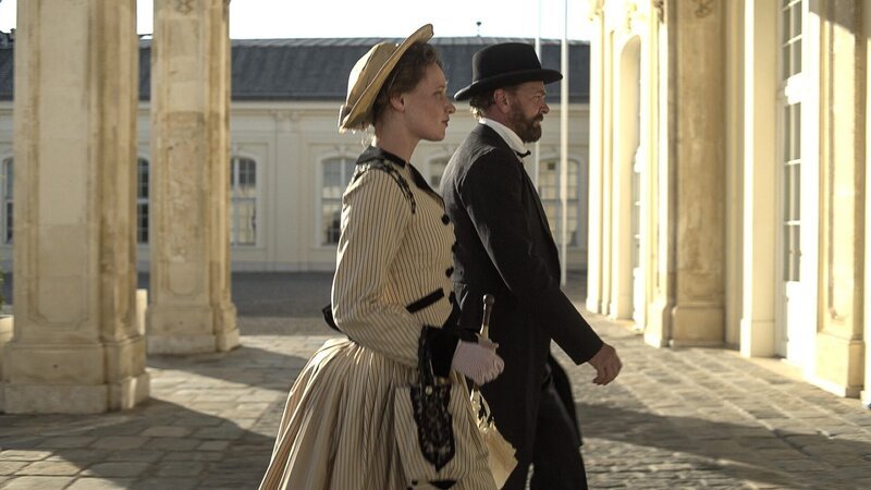 Lili Winderlich als Bertha von Suttner und Per Lasson als Alfred Nobel. – Bild: ORF/​Ranfilm