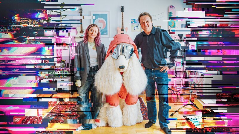 Können wir unseren Augen und Ohren noch trauen, bei dem, was wir auf unseren Bildschirmen sehen? Hanno zeigt, was Künstliche Intelligenz heute kann! Täuschend echtes Videomaterial und Musik auf Knopfdruck? Jede Sprache sprechen? Familienfotos von 1925 zum Leben erwecken? Alles möglich. Doch wo liegen die Grenzen und Gefahren, die damit einhergehen? Hanno testet verschiedene K.I. Tools auf Herz und Nieren und wird dabei von „K.I.K.I.“ begleitet, seiner persönlichen K.I. Assistentin für diese Doku. Zusammen gehen sie der Frage nach: Was kann man noch glauben? Im Bild: Hanno Settele und Musikerin Fräulein Astrid gehen der Frage nach: Was kann man noch glauben? – Bild: ORF, Hashtag Media