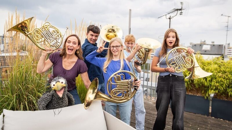 Musik zum Tanzen, Jagen und Käsediebe erschrecken. Rudi (Lennart Morgenstern) ist begeistert, was die Hörner von Sarah Willis und ihren Schülerinnen und Schülern alles können. – Bild: ZDF/​Adam Kaiser-Lynch
