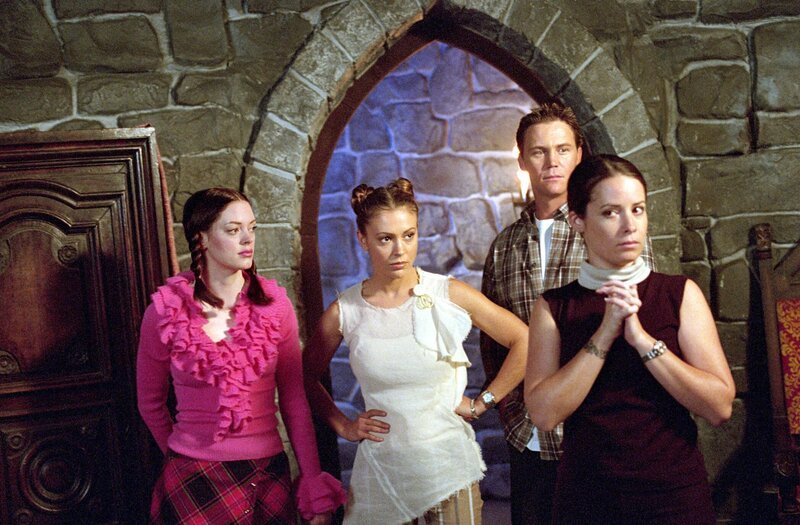 Charmed – Zauberhafte Hexen: Piper, Leo und Phoebe stellen entsetzt fest, dass Paige in einem ihrer früheren Leben eine böse Hexe war. – Bild: PLURIMEDIA (Paramount)